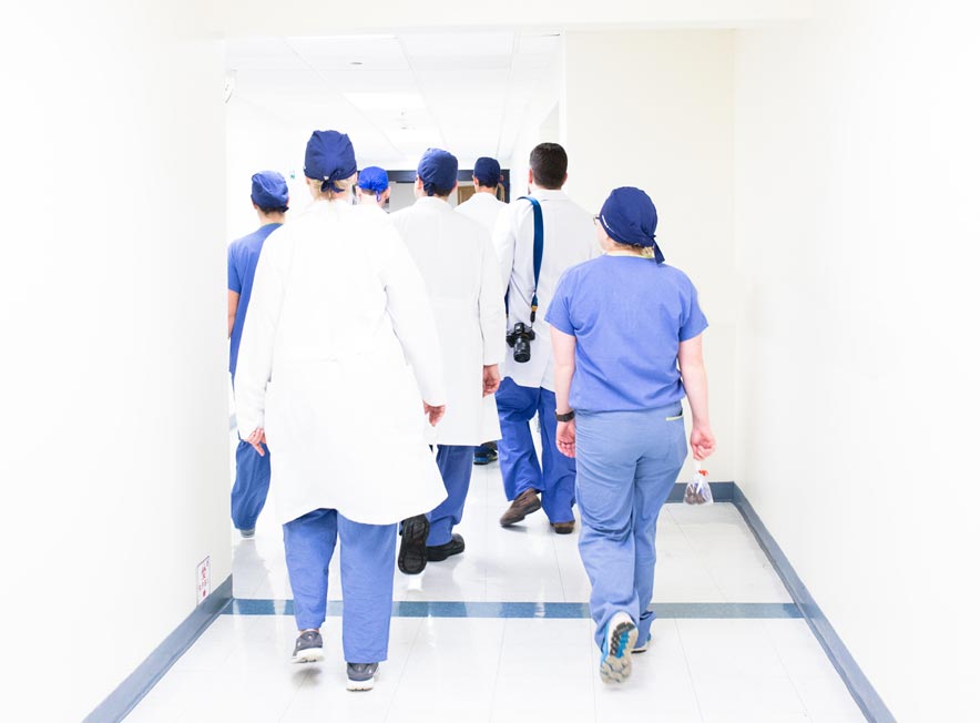 Zdjęcie grupy medyków idących korytarzem szpitalnym. Photo by Luis Melendez on Unsplash